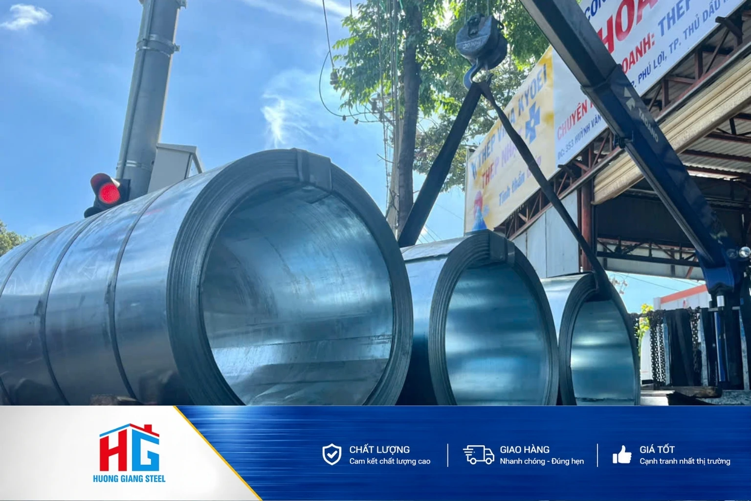 Nhân viên kinh doanh Hương Giang Steel đang tư vấn báo giá thép tấm qua điện thoại và máy tính, không gian văn phòng chuyên nghiệp, thể hiện dịch vụ tư vấn nhanh chóng và chuyên nghiệp.